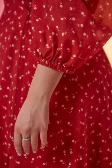 Красное платье с разрезом и фигурным вырезом