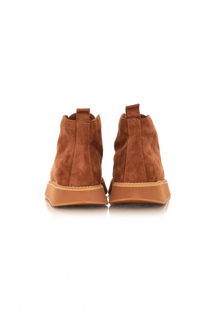 Короткие замшевые ботинки на шнурке коричневого цвета