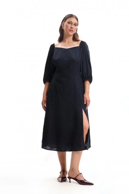 Платье с фигурным вырезом и кружевом