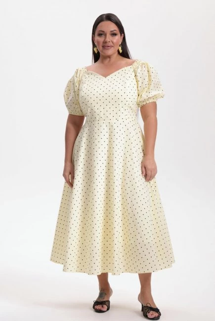 Платье со спущенным плечом и принтом горох – большой размер Plus Size – фото каталога