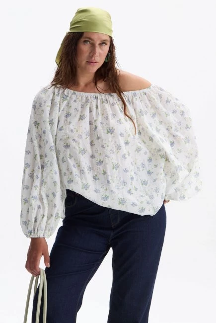 Блузка со спущенным плечом и английской вышивкой – большой размер Plus Size – фото каталога