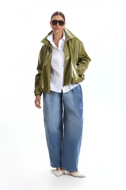 Бомбер с хлястиком из лаковой экокожи