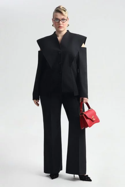 Жакет в маскулином стиле с открытым плечом