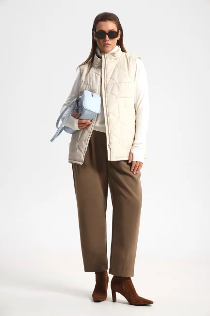 Жилет стеганый с контрастной подкладкой