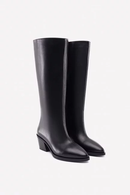 Кожаные высокие казаки с передним швом