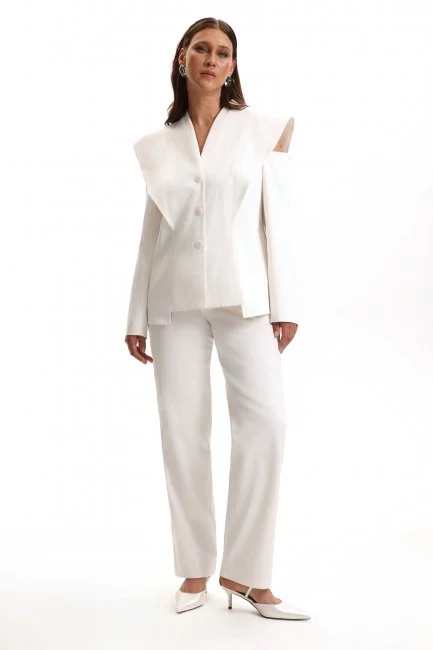 Жакет с открытым плечом в маскулином стиле