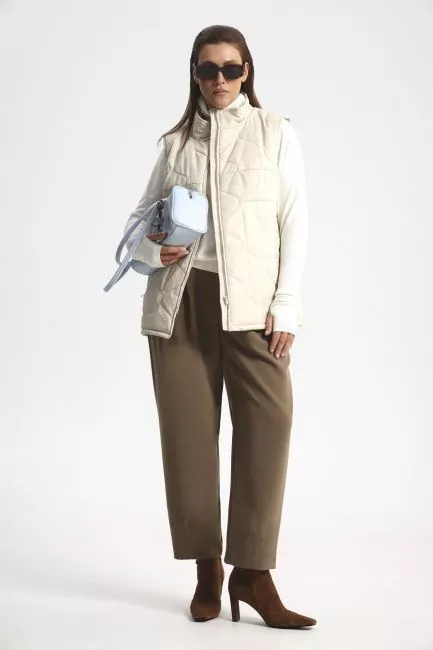 Жилет стеганый с контрастной подкладкой