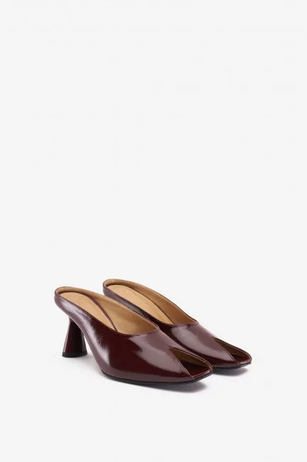 Мюли пип тэ из лаковой кожи