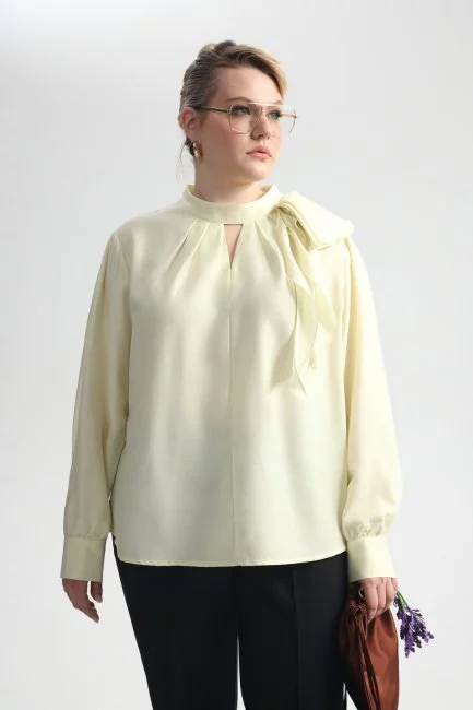 Блузка из поливискозы с бантом