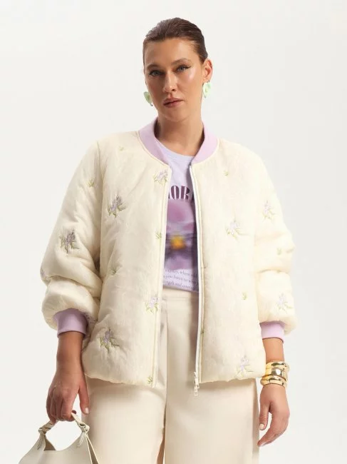 Стеганый многослойный бомбер с вышивкой