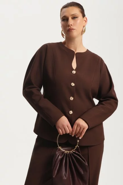 Жакет с фигурным вырезом и воротником стойка