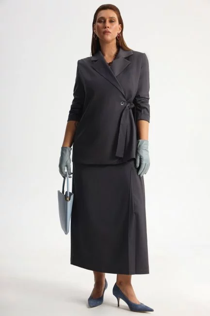 Жакет на запа́хе из костюмной ткани