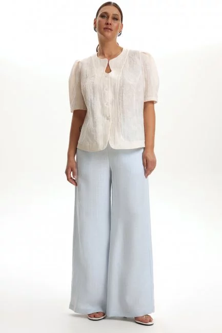 Блузка с коротким рукавом и фактурным рисунком