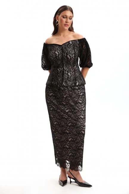 Блузка со спущенным плечом из кружева