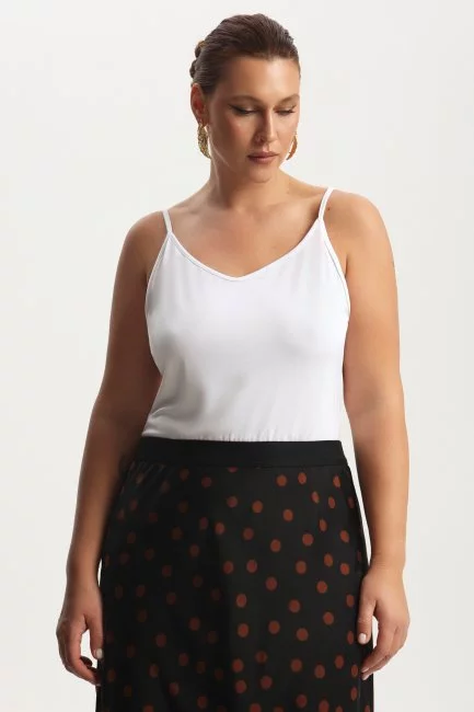 Топ из трикотажа на тонких лямках