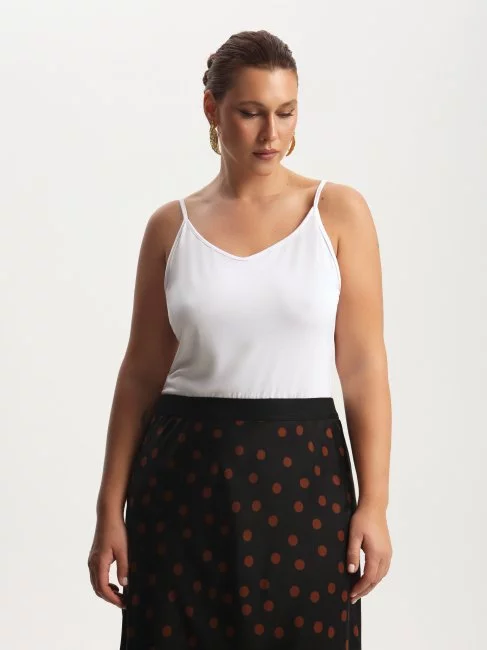 Топ из трикотажа на тонких лямках