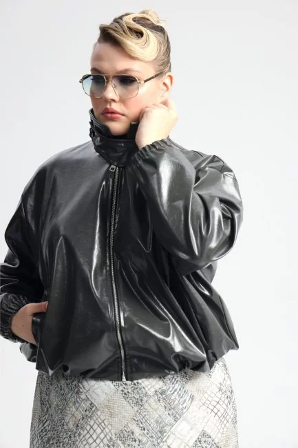 Бомбер из лаковой экокожи с кулиской