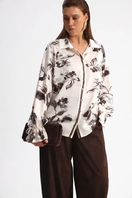 Блузка из поливискозы с черным принтом