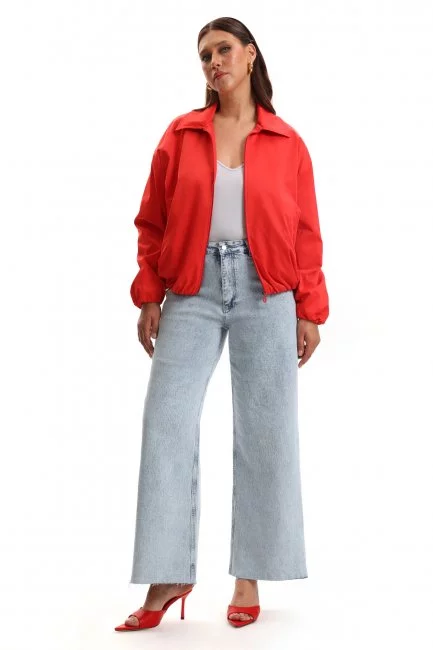 Бомбер красного цвета