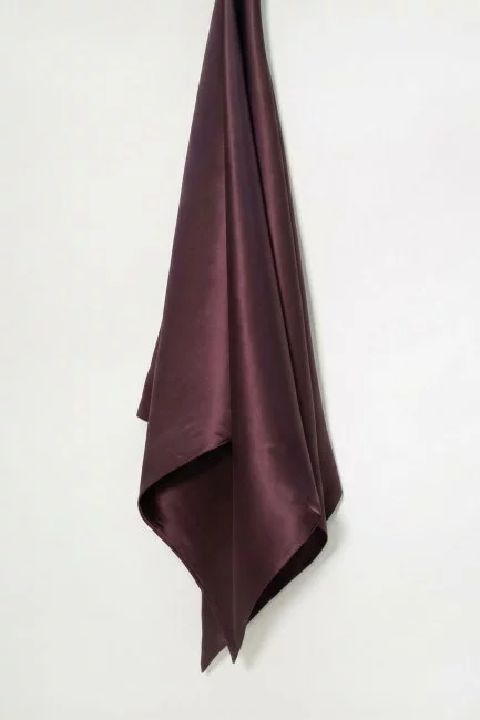 Шелковое полотенце сиреневого цвета с вышивкой