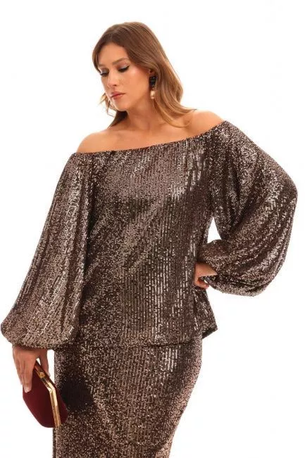 Блузка со спущенным плечом и пайетками