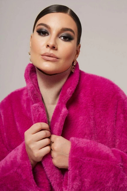 Двубортное пальто из экомеха цвета барбикор