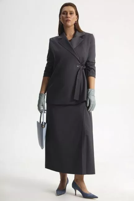 Жакет на запа́хе из костюмной ткани