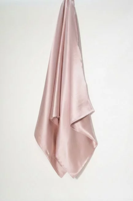 Шелковое полотенце с вышивкой