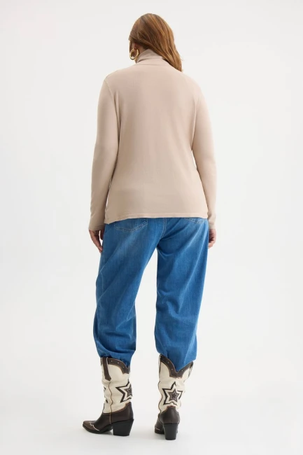Водолазка из вискозы бежевого цвета – фото – Plus Size 50–64 – Моно-Стиль