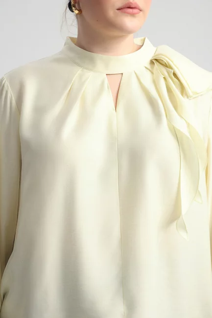 Блузка из поливискозы с бантом