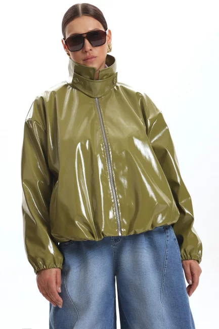 Бомбер с хлястиком из лаковой экокожи