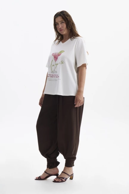 Футболка с v-вырезом и принтом молочного цвета – фото – Plus Size 50–64 – Моно-Стиль