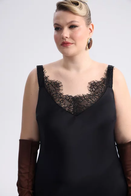 Платье в бельевом стиле с кружевной вставкой