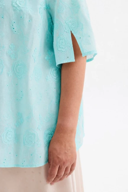 Блузка голубого цвета из шитья – фото – Plus Size 50–64 – Моно-Стиль