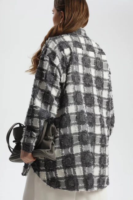 Рубашка с черной клеткой и деконструкцией