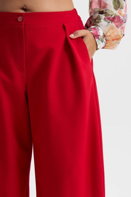 Брюки бананы из красной костюмной ткани – фото – Plus Size 50–64 – Моно-Стиль