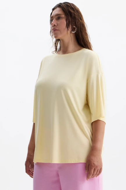 Футболка оверсайз из желтого трикотажа – фото – Plus Size 50–64 – Моно-Стиль