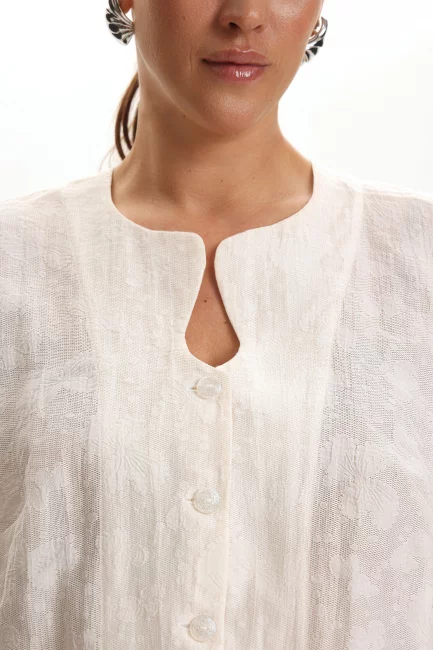 Блузка с коротким рукавом и фактурным рисунком