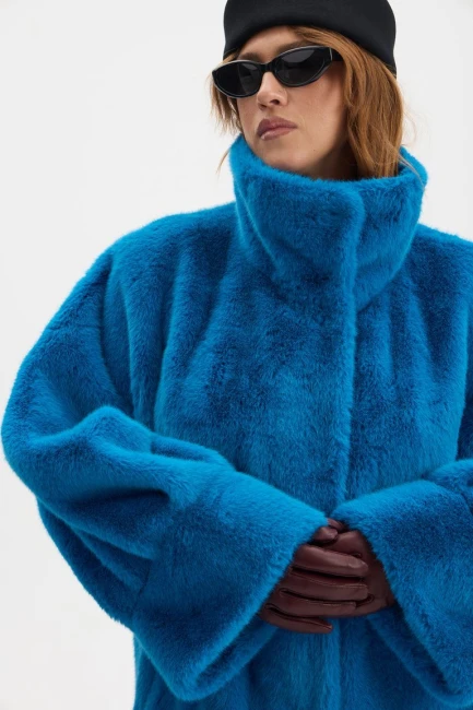 Пальто из экомеха норки синего цвета на замшевой основе – фото – Plus Size 50–64 – Моно-Стиль