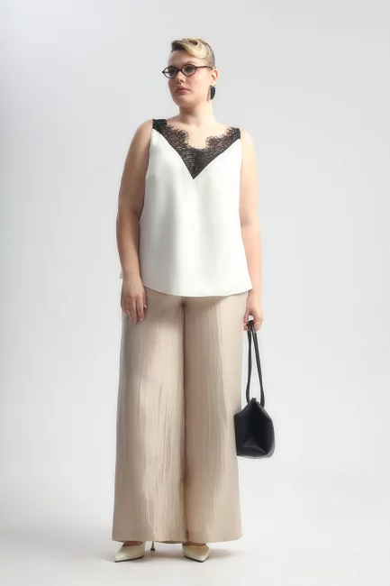 Топ с v-вырезом и акцентным кружевом