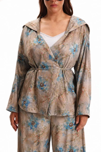 Блузка из вискозы с принтом и капюшоном – фото – Plus Size 50–64 – Моно-Стиль