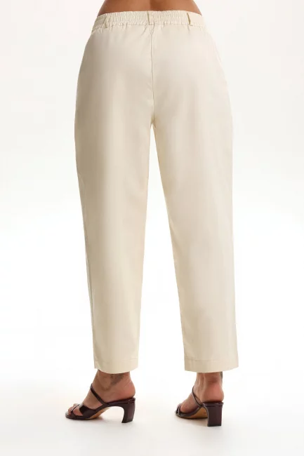 Брюки чинос молочного цвета