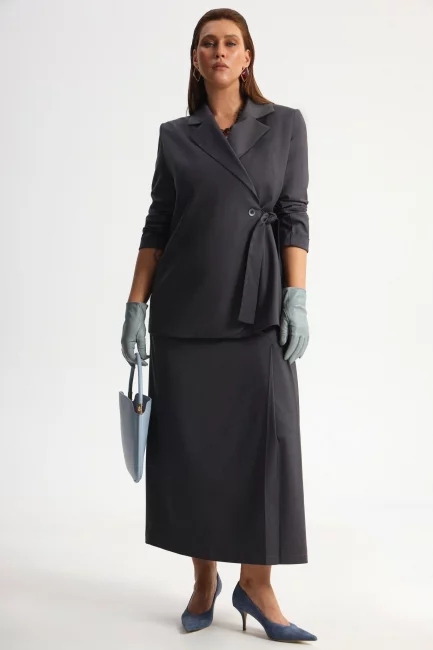 Юбка с боковыми складками и разрезом