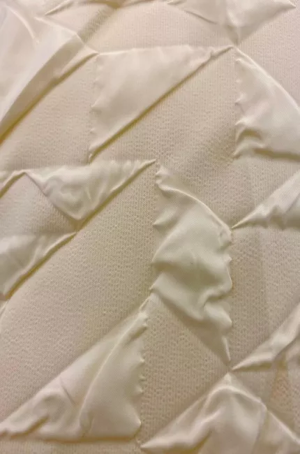 Пуховик с капюшоном из ткани с рельефной фактурой от Моно-Стиль