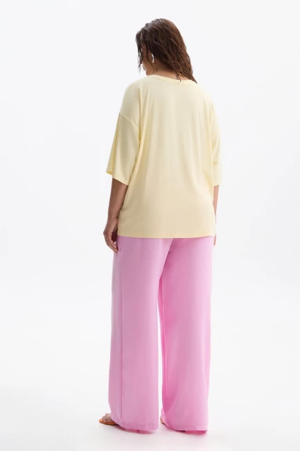 Брюки палаццо розового цвета с жатым эффектом – фото – Plus Size 50–64 – Моно-Стиль