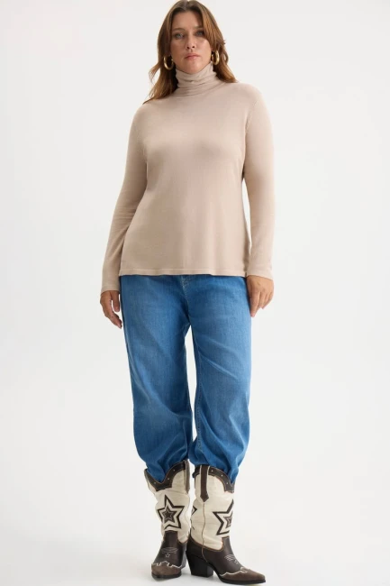Водолазка из вискозы бежевого цвета – фото – Plus Size 50–64 – Моно-Стиль