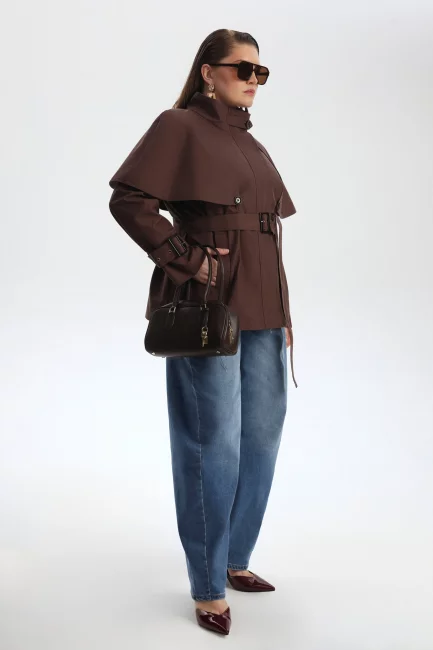 Укороченный тренч в стиле хевлок с пелериной