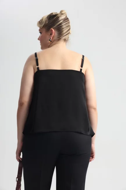 Топ с кружевом и треугольным вырезом