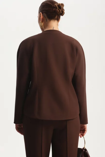 Жакет с фигурным вырезом и воротником стойка