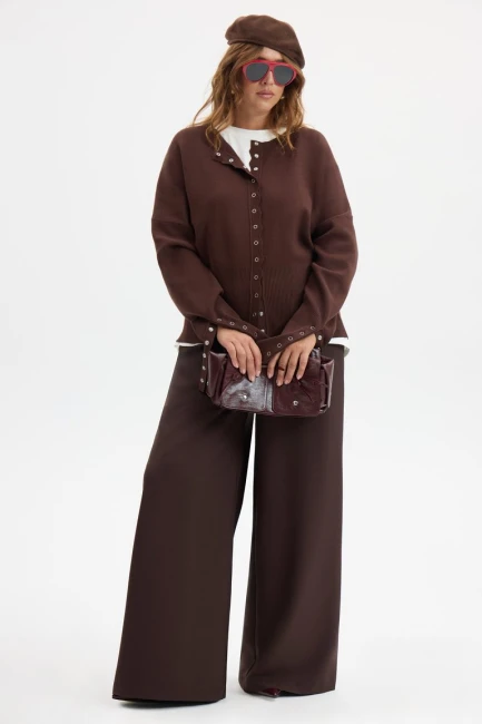 Кардиган на кнопках с акцентным рукавом – фото – Plus Size 50–64 – Моно-Стиль